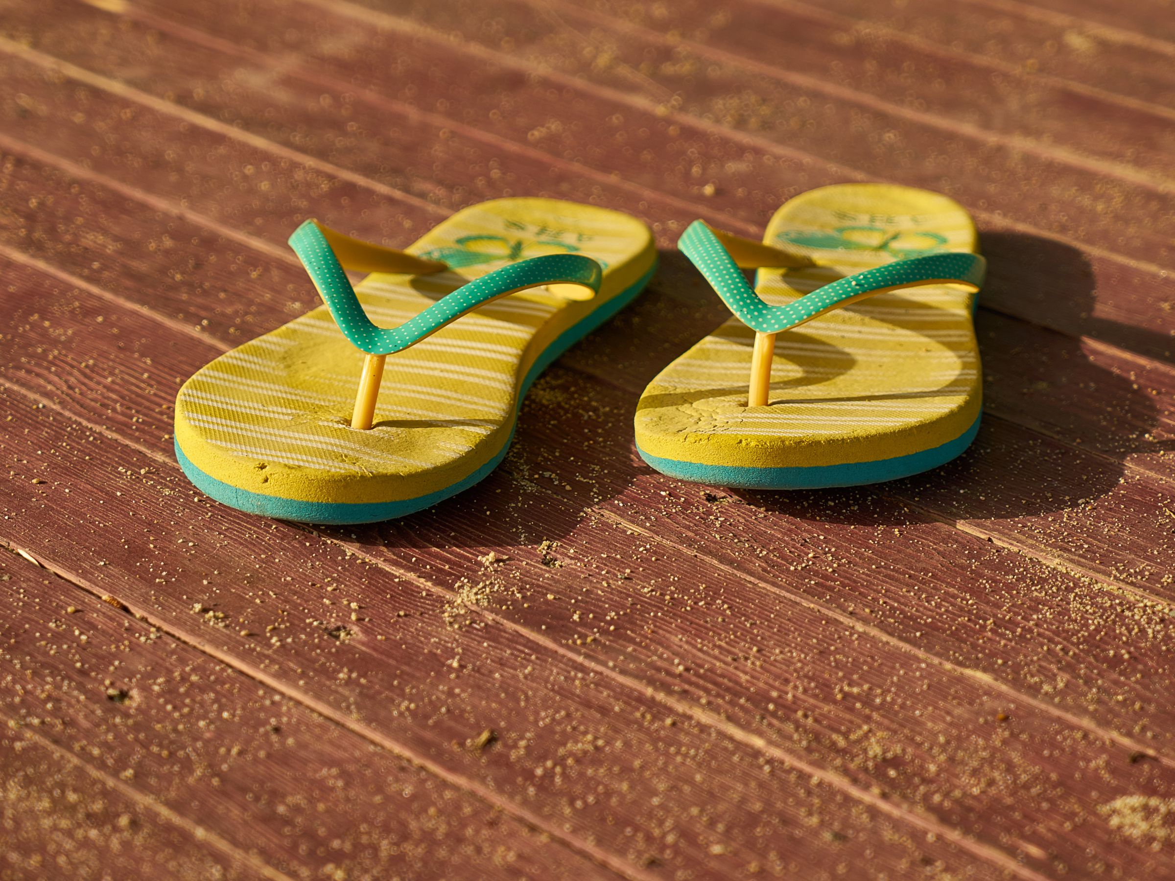 sandal warna kuning Kasus Leptospirosis di Indonesia