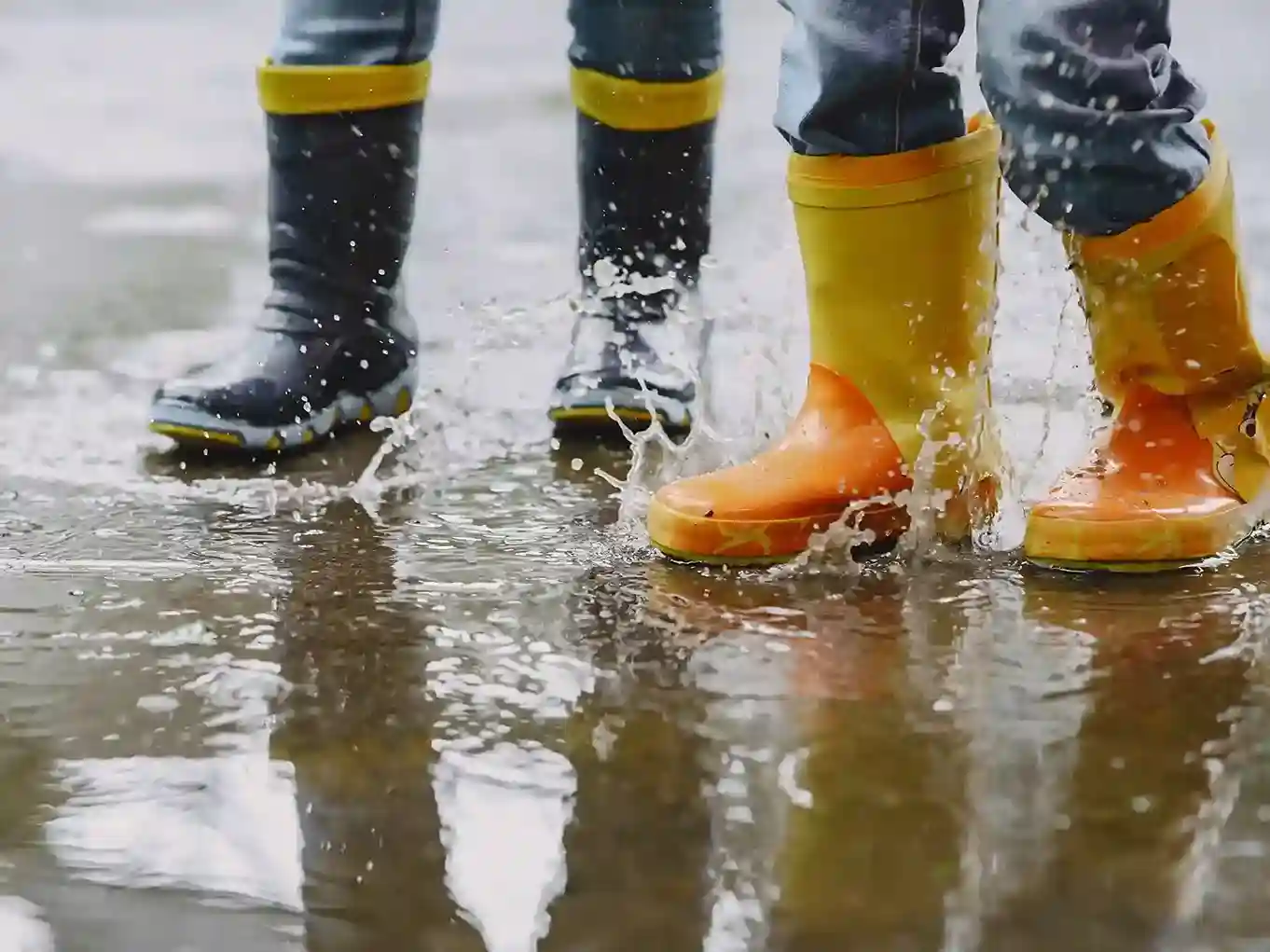 Pasca Banjir Tangan dan kaki terkena air banjir berlumpur sebagai peringatan penyakit kulit pasca banjir