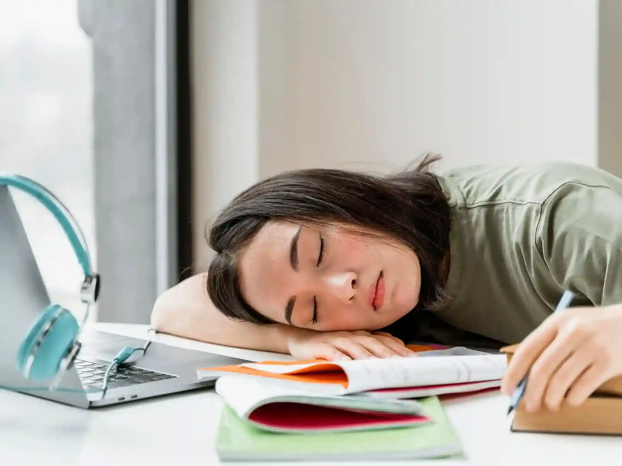wanita tidur saat bekerja remaja mengantuk meskipun sudah tidur cukup