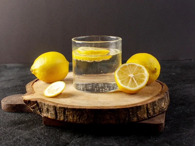 ILUSTRASI Minum Air Lemon di Pagi Hari Bikin Lemak Luntur? Simak Faktanya