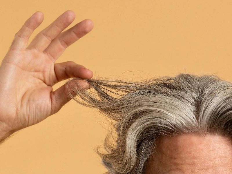 Rambut Mulai Tumbuh Uban, Tanda Tubuh Melawan Kanker? Simak Penjelasannya